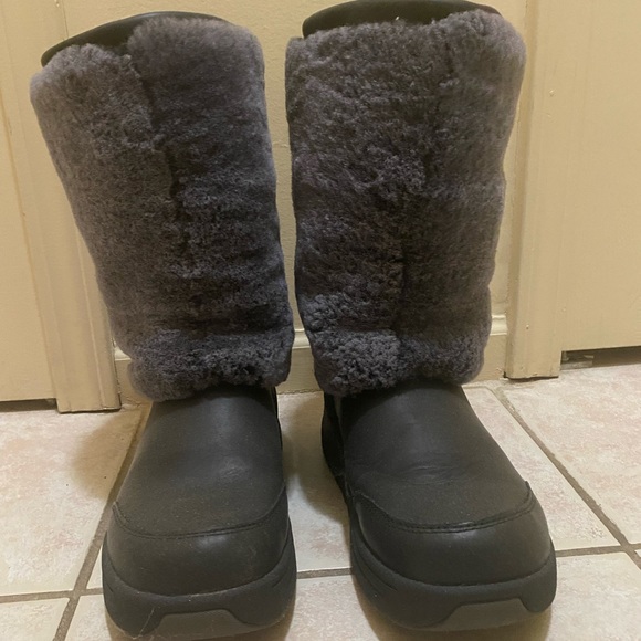 Ugg Heavy Duty Snow Winter Boots - women’s - Black - Size 9 - Picture 2 of 5